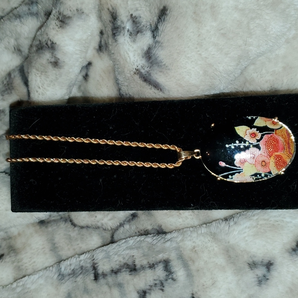 Gold rope chain with flowery pendant